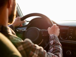 Житель Якутска выпрыгнул из машины на ходу, чтобы спастись от вымогателей