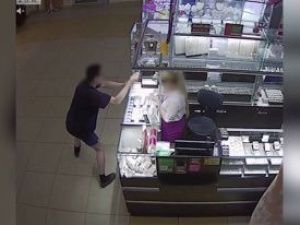 Задержан мужчина, ограбивший ювелирный магазин в ТРК «Туймаада»