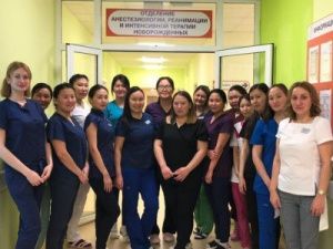 Реаниматологи поздравляют своих маленьких пациентов и их родителей 