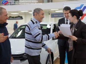 Пострадавшим на производстве якутянам предоставлены новые автомобили LADA Granta