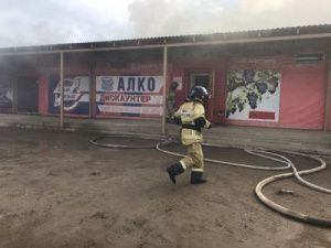 Видеофакт: В Якутске загорелся магазин