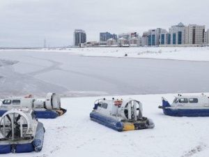Суда на воздушной подушке готовятся к закрытию ледовой переправы