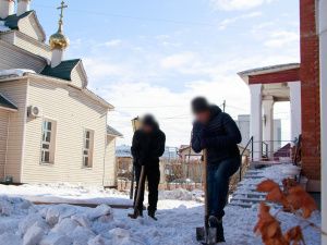 Осужденные к принудительным работам очистили от снега территорию Покровского женского монастыря в г. Якутске