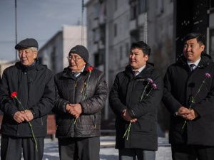 В Якутске возложили цветы в честь Дня учителя