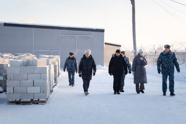 В Якутии с производственным потенциалом исправительной колонии № 6 ознакомились Министр предпринимательства, торговли и туризма Тимур Ханды и начальник Минюста Алексей Носов