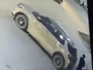 В Якутске неизвестные разбили заднее стекло автомобиля и скрылись - вандалов ищут