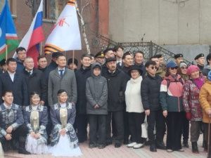 К памятникам выдающихся деятелей Якутии сегодня возлагались цветы