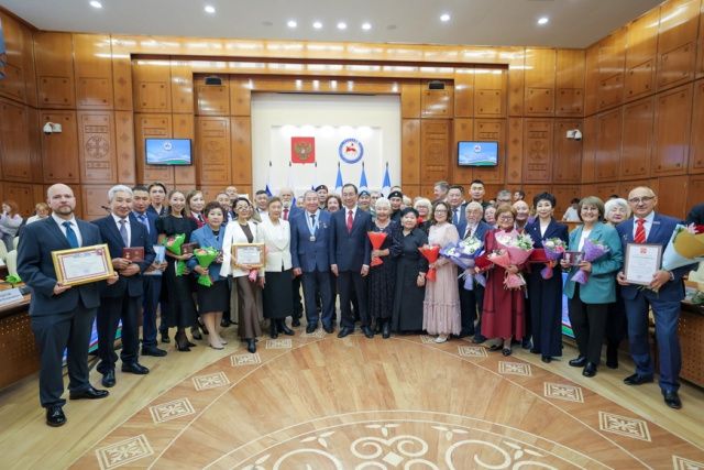 Айсен Николаев вручил государственные награды якутянам