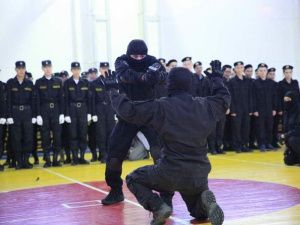 В Якутске увековечили память отдавших жизни в борьбе с оргпреступностью сотрудников МВД