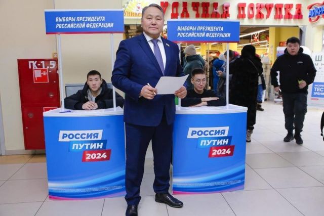 В столице Якутии продолжается сбор подписей в поддержку Владимира Путина