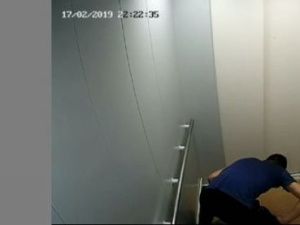 Видеофакт: Парень избил пьяного друга в лифте