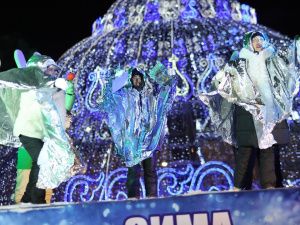 Праздничное шествие автоколонны состоялось впервые на зажжении новогодней ёлки Якутска