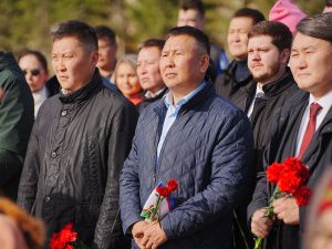 Праздник: В Якутске возложили цветы к памятнику основателю города Петру Бекетову