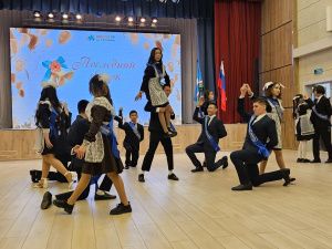 Альберт Семёнов поздравил школьников с окончанием учебного года