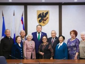 Альберт Семенов поздравил старейшин города Якутска с наступающим Новым годом