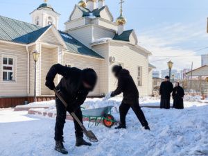Осужденные к принудительным работам очистили от снега территорию Покровского женского монастыря в г. Якутске