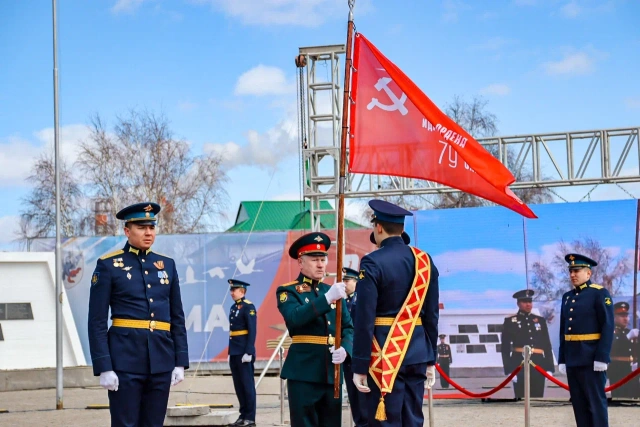 В Якутске торжественно подняли символ Знамени Победы