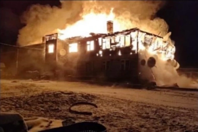 «В 00:07 нам позвонили: ваш дом горит». Подробности пожара в многоквартирном доме в Якутии ночью 31 декабря