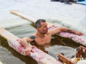 Экстремал на следующий день после прыжка искупался