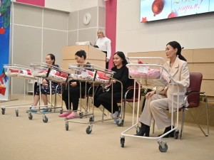 В Перинатальном центре Якутска состоялась торжественная выписка первых  новорожденных в Год семьи в России и в Год детства в Якутии