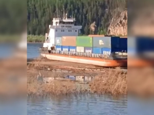 «В Олекминске продукты на исходе». В Якутии теплоход уже две недели сидит на мели 