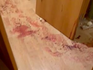 «Почему шумим?»: В новогоднюю ночь сосед ворвался в чужую квартиру и пырнул хозяина ножом