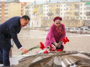 Руководство Якутской городской Думы возложило цветы к монументу «Воинам-победителям»