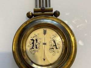 Фотофакт: старинные часы семьи Героя Лонгинова переданы в музей на его малой родине