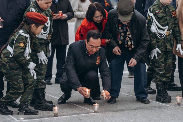 Айсен Николаев принял участие в патриотической акции «Свеча памяти»	