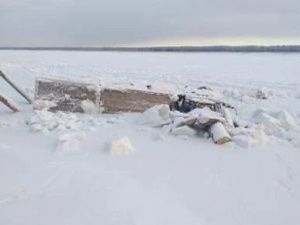 Фотофакт: Машина ушла под лед 