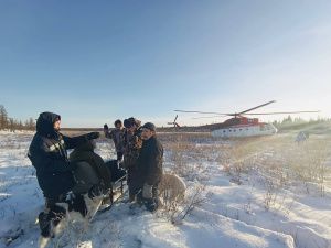 В Сунтарском районе Якутии спасатели помогли охотнику получить медицинскую помощь