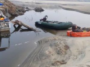 Мужчина сломал ногу и застрял на острове около Зеленого луга