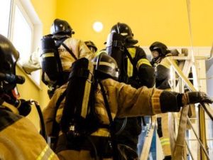 В Мирном в результате хлопка газового баллончика произошло возгорание в многоэтажном жилом доме