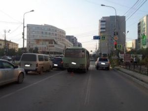 В Якутске женщина получила травму из-за резкого торможения маршрутного автобуса