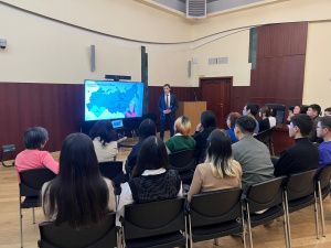 Коллектив Якутского предприятия по торговле алмазами АЛРОСА встретился со студентами СВФУ