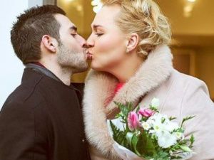 36-летняя Надежда Ангарская развелась с мужем-иностранцем Раедом Бани спустя пять лет брака. Говорить о расставании с супругом актриса не хочет.