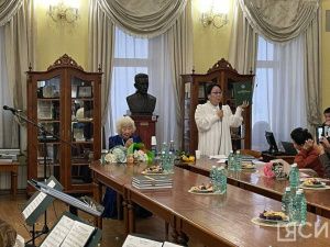 В Якутске презентовали сборник Анегины Ильиной-Дмитриевой «Поэзии волшебные звуки»