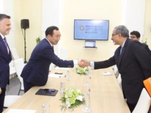 Айсен Николаев встретился на ПМЭФ с послом Индии в России