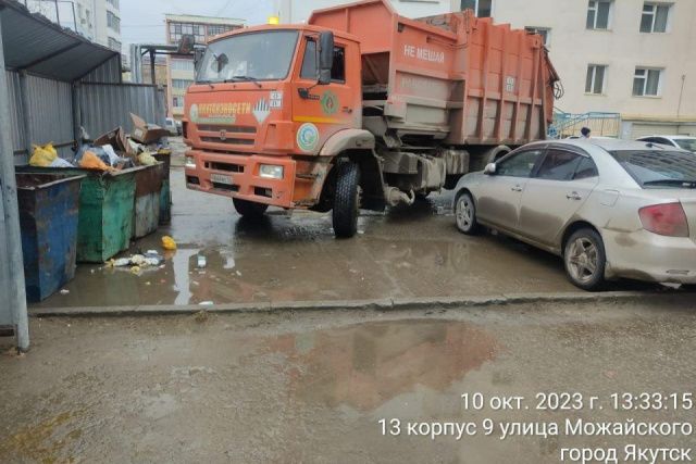 В «Якутскэкосетях» назвали адреса, где припаркованные автомобили мешают проезду мусоровоза