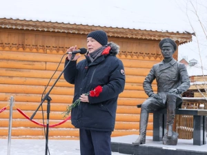 В Якутске возложили цветы к памятнику Степану Аржакову в честь его 125-летия