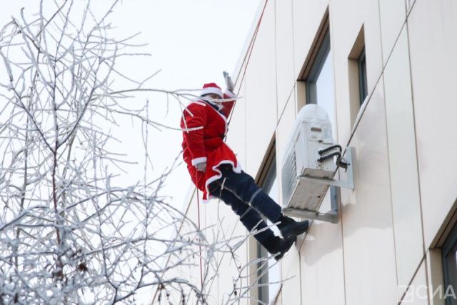 В Якутске спасатель спустился с крыши и поздравил юных пациентов НЦМ в образе Деда Мороза