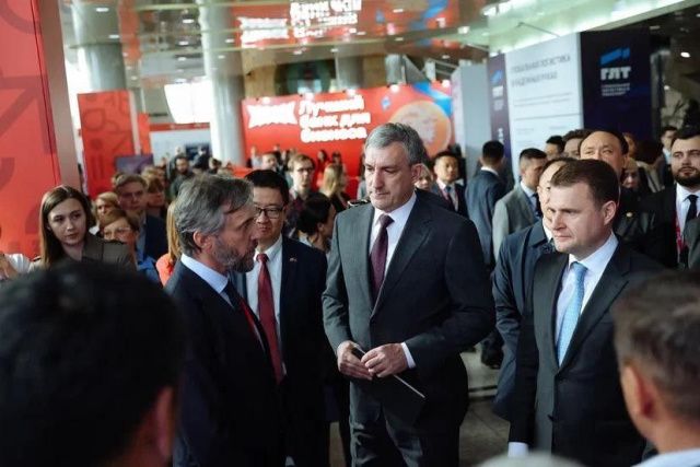 Министр по развитию Дальнего Востока и Арктики посетил стенд Акционерной компании «Железные дороги Якутии» на форуме «Амурэкспо»