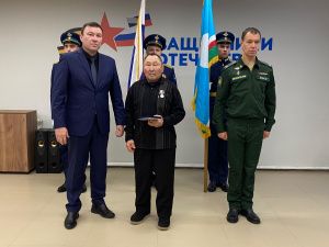Якутянам вручили медали «Отец солдата»