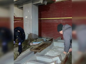 Суд продлил домашний арест мужчине, обвиняемому в гибели девочки под плитой на улице Автодорожной в Якутске 