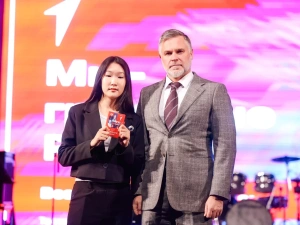 В Якутии в День народного единства активистам Движения Первых вручили паспорта граждан России