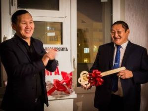 Победитель «Битвы блогеров» Гаврил Чемоханов передал выигранную квартиру гемодиализным пациентам