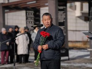 В Якутске возложили цветы в честь Дня учителя