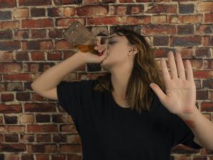 Подшофе: В Якутске уроженку Донецка оштрафовали за неповиновение полиции