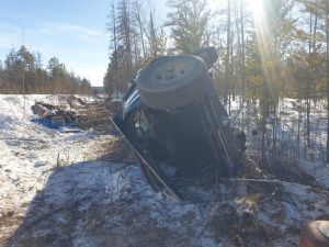В Намском районе Якутии в ДТП опрокинулся автомобиль. Двое человек пострадали