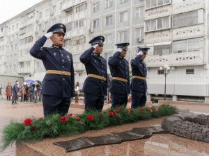 В Якутске возложили цветы в память об окончании Второй мировой войны
